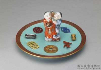 图片[3]-Incense stick holder in the shape of the Twin Immortals of Union and Harmony with the Eight Treasures in famille rose on a green ground, Qing dynasty, Qianlong reign (1736-1795)-China Archive